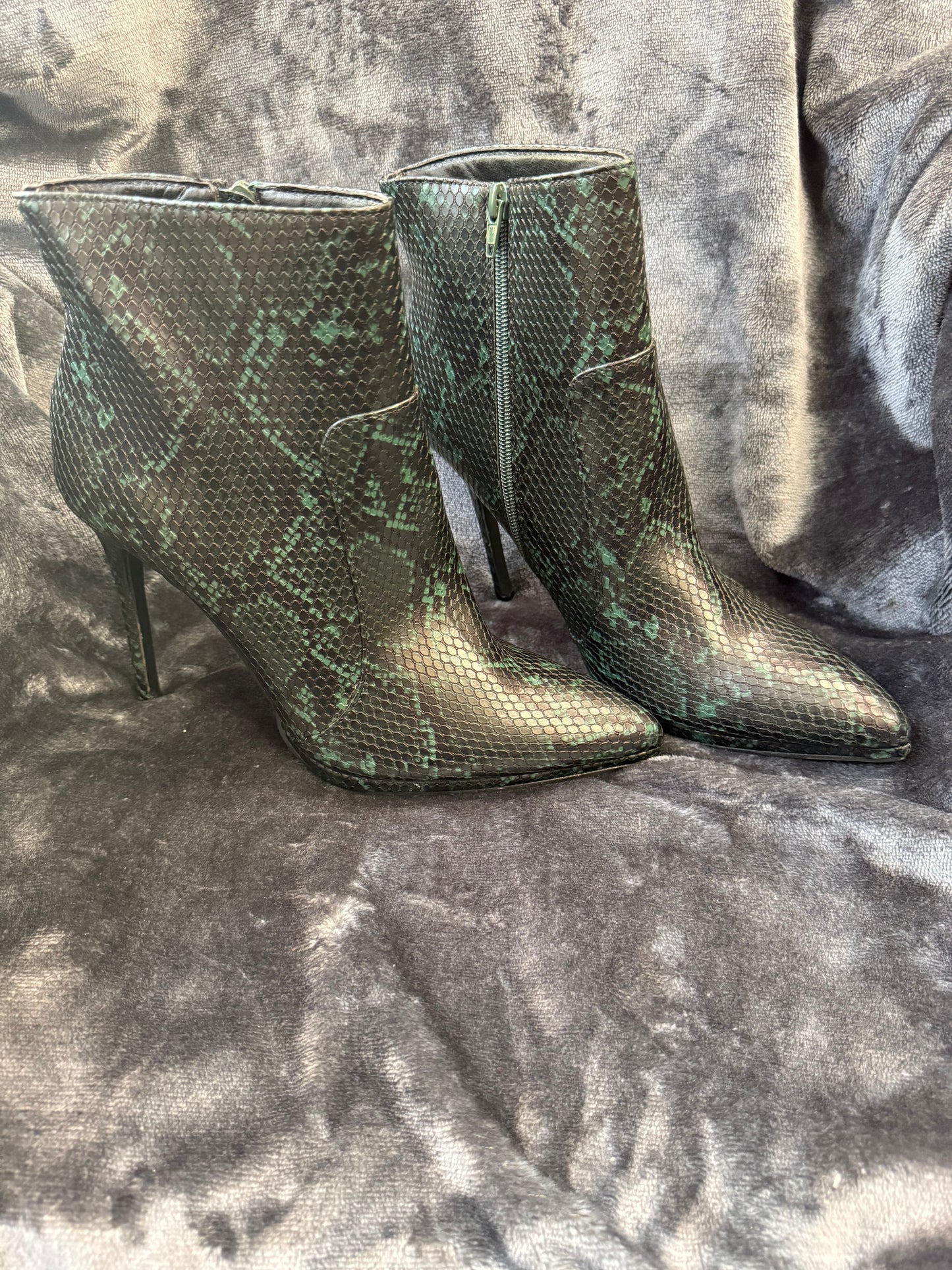 Size 9.5 Green leather snake skin print bootie