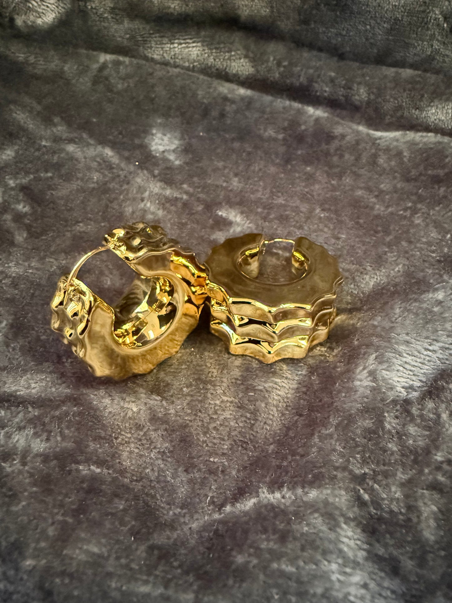 Gold round shaped spike earring