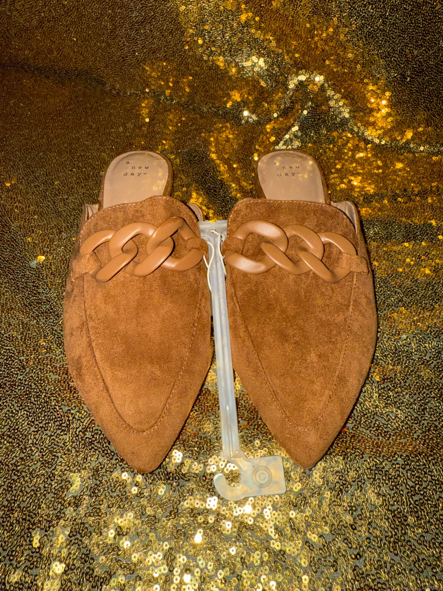 Size 7.5 flat slide in shoe