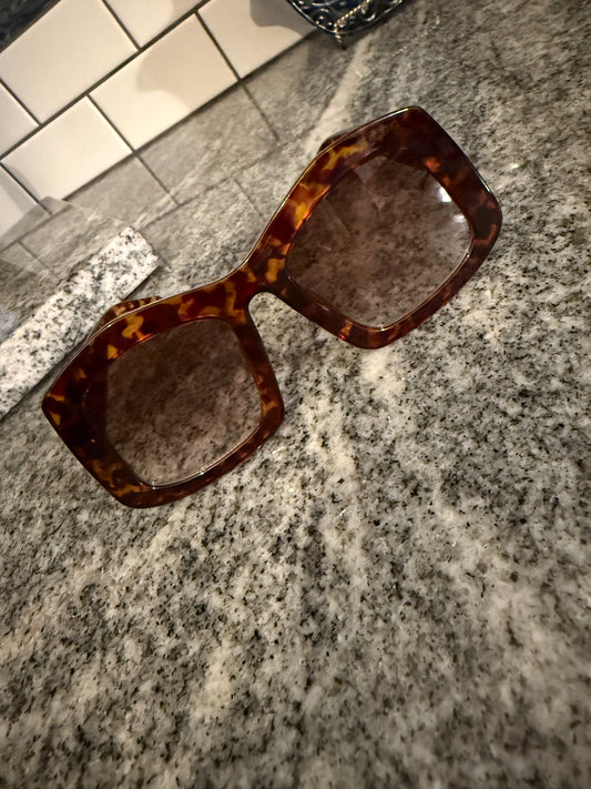 Oversized tortoiseshell shades