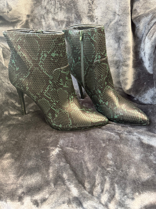 Size 9.5 Green leather snake skin print bootie