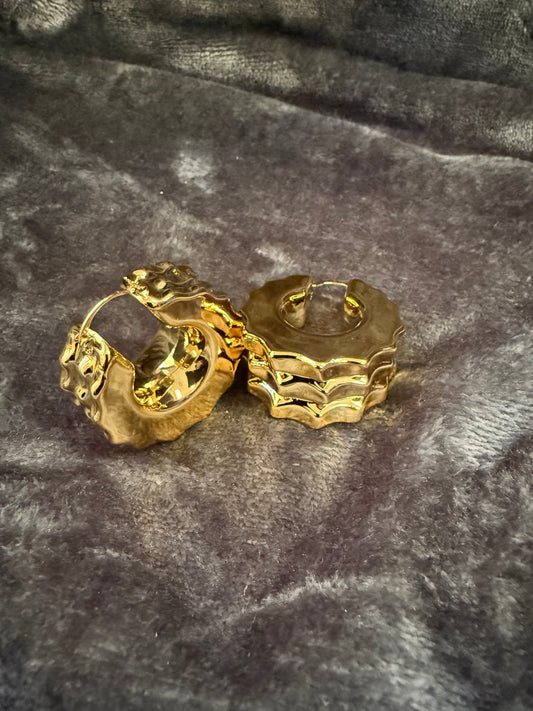 Gold round shaped spike earring
