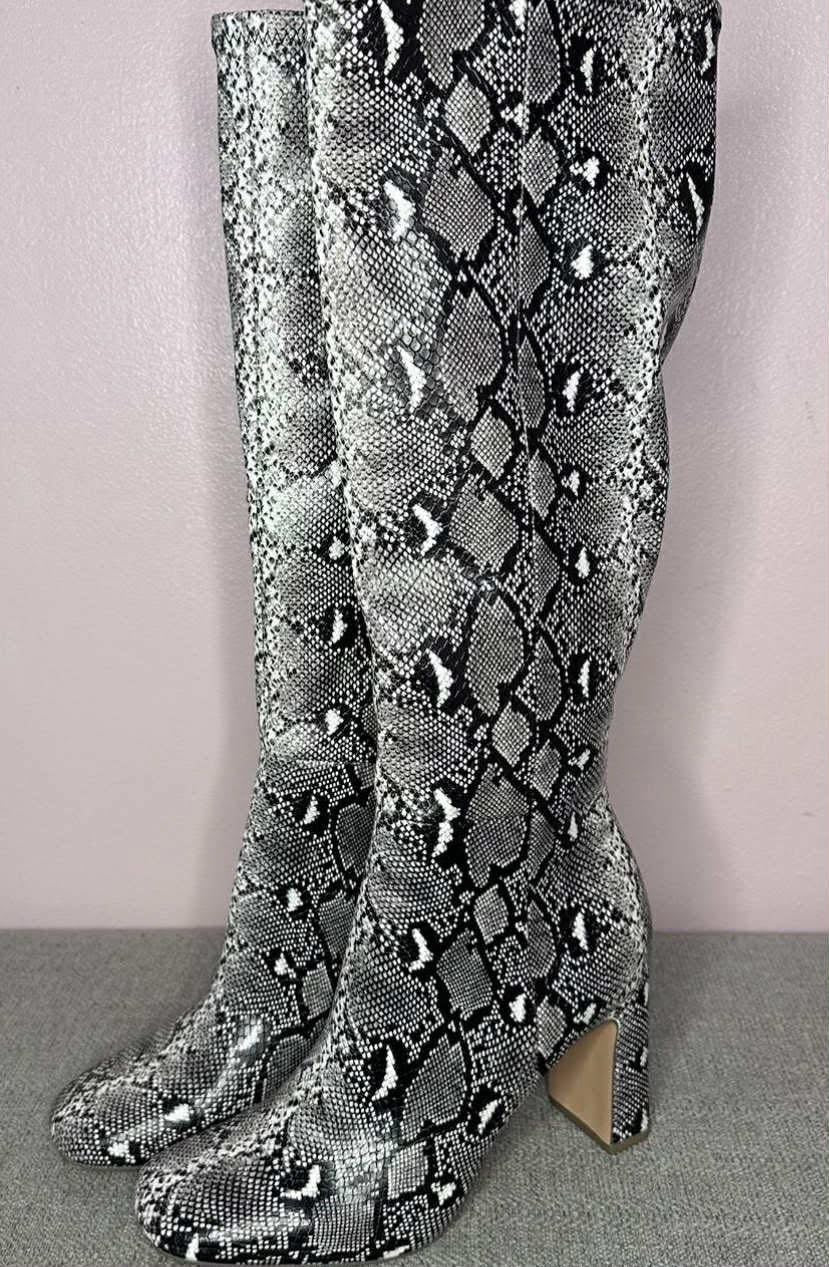 Size 8 Knee high boot