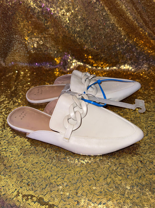 Size 8.5 flat slide in shoe