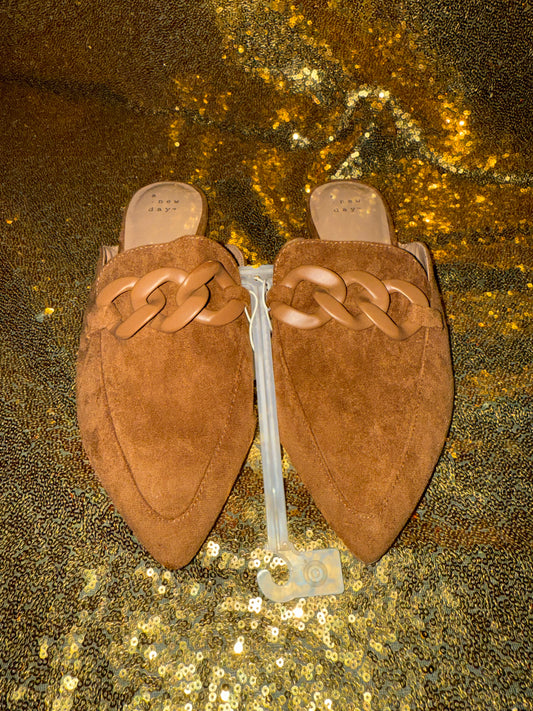 Size 7.5 flat slide in shoe