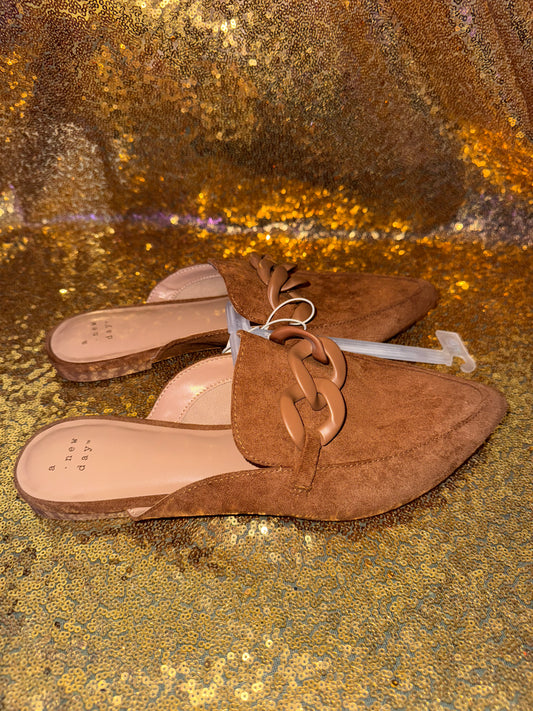 Size 7.5 flat slide in shoe